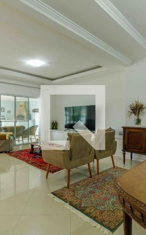 Casa de condomínio à venda com 329m², 4 quartos e 2 vagas Casa de condomínio à venda com 329m², 4 quartos e 2 vagasSala