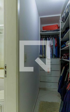 Casa de condomínio à venda com 329m², 4 quartos e 2 vagas Casa de condomínio à venda com 329m², 4 quartos e 2 vagasCloset da Suíte 1