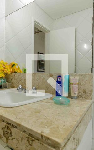 Casa de condomínio à venda com 329m², 4 quartos e 2 vagas Casa de condomínio à venda com 329m², 4 quartos e 2 vagasBanheiro da Suíte 2