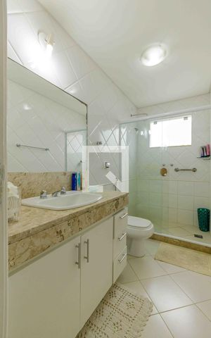 Casa de condomínio à venda com 329m², 4 quartos e 2 vagas Casa de condomínio à venda com 329m², 4 quartos e 2 vagasBanheiro da Suíte 2