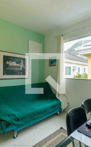 Casa de condomínio à venda com 329m², 4 quartos e 2 vagas Casa de condomínio à venda com 329m², 4 quartos e 2 vagasQuarto