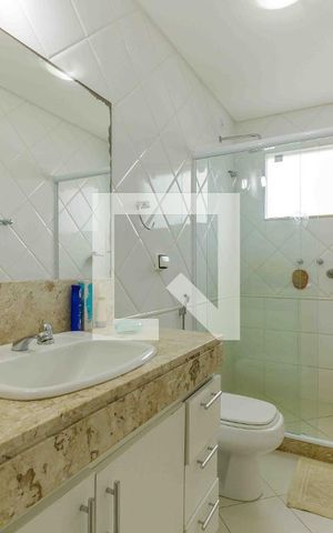 Casa de condomínio à venda com 329m², 4 quartos e 2 vagas Casa de condomínio à venda com 329m², 4 quartos e 2 vagasBanheiro da Suíte 2