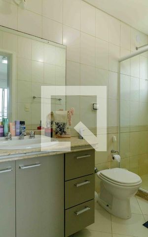 Casa de condomínio à venda com 329m², 4 quartos e 2 vagas Casa de condomínio à venda com 329m², 4 quartos e 2 vagasBanheiro da Suíte 3
