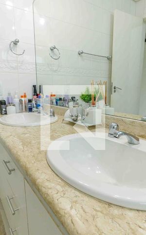 Casa de condomínio à venda com 329m², 4 quartos e 2 vagas Casa de condomínio à venda com 329m², 4 quartos e 2 vagasBanheiro da Suíte 1