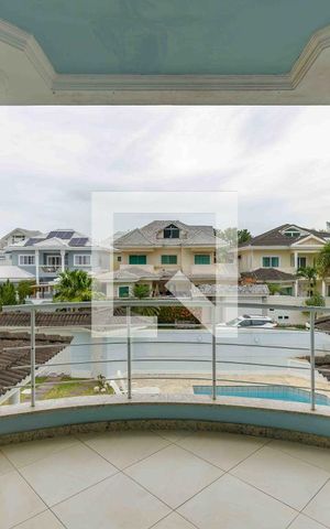 Casa de condomínio à venda com 329m², 4 quartos e 2 vagas Casa de condomínio à venda com 329m², 4 quartos e 2 vagasVaranda da Suíte 2