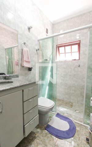 Casa para alugar com 80m², 2 quartos e 2 vagas Casa para alugar com 80m², 2 quartos e 2 vagasBanheiro da Suíte