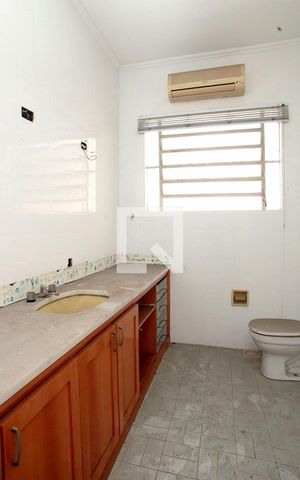 Casa à venda com 358m², 4 quartos e 5 vagasBanheiro Quarto 1 Suíte
