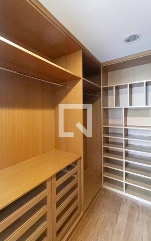 Casa à venda com 364m², 4 quartos e 7 vagas Casa à venda com 364m², 4 quartos e 7 vagasCloset da suíte