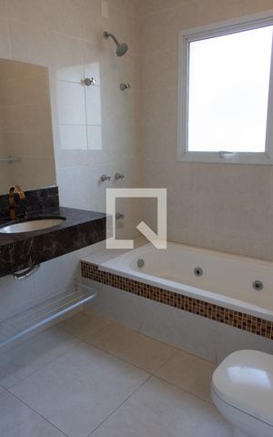 Casa de condomínio para alugar com 520m², 4 quartos e 6 vagasBanheiro da Suíte 4