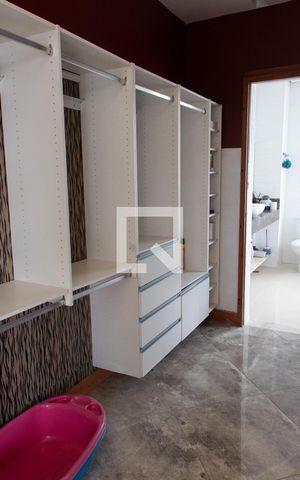Casa de condomínio para alugar com 520m², 4 quartos e 6 vagasCloset da Suíte 3