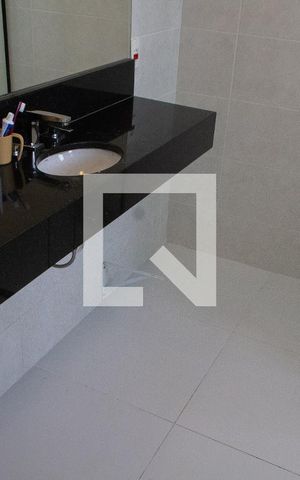 Casa de condomínio para alugar com 520m², 4 quartos e 6 vagasBanheiro da Suíte 1
