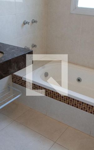 Casa de condomínio para alugar com 520m², 4 quartos e 6 vagasBanheiro da Suíte 4