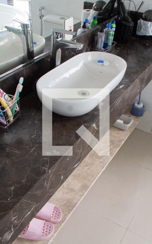 Casa de condomínio para alugar com 520m², 4 quartos e 6 vagasBanheiro da Suíte 3