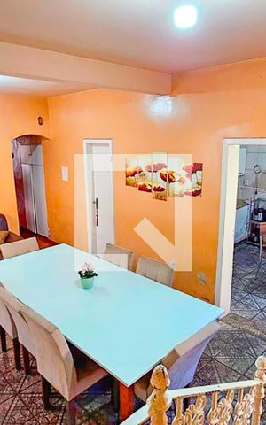 Casa à venda com 310m², 4 quartos e 2 vagas Casa à venda com 310m², 4 quartos e 2 vagasSala