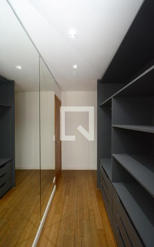 Casa de condomínio à venda com 300m², 4 quartos e 4 vagasCloset da suíte 3