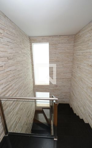Casa de condomínio à venda com 300m², 4 quartos e 4 vagasEscada
