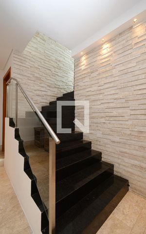 Casa de condomínio à venda com 300m², 4 quartos e 4 vagasEscada