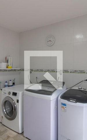 Casa à venda com 300m², 4 quartos e 2 vagas Casa à venda com 300m², 4 quartos e 2 vagasÁrea de Serviço
