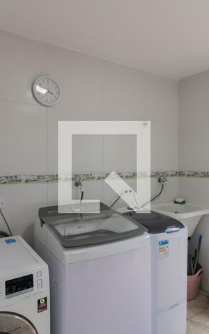 Casa à venda com 300m², 4 quartos e 2 vagas Casa à venda com 300m², 4 quartos e 2 vagasÁrea de Serviço