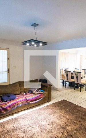Casa à venda com 230m², 3 quartos e 3 vagas Casa à venda com 230m², 3 quartos e 3 vagasSala