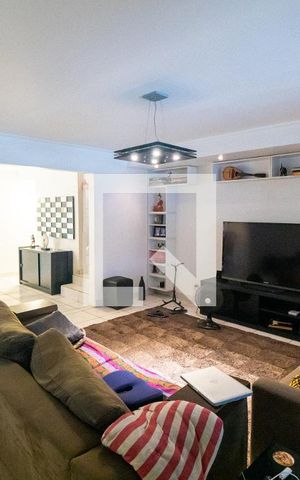 Casa à venda com 230m², 3 quartos e 3 vagas Casa à venda com 230m², 3 quartos e 3 vagasSala