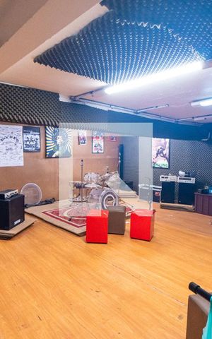 Casa à venda com 230m², 3 quartos e 3 vagas Casa à venda com 230m², 3 quartos e 3 vagasEstúdio de Musica