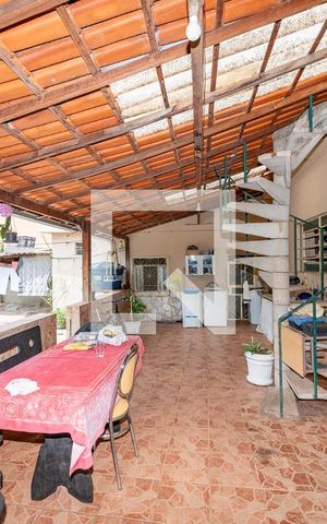 Casa à venda com 468m², 4 quartos e 6 vagas Casa à venda com 468m², 4 quartos e 6 vagasVaranda