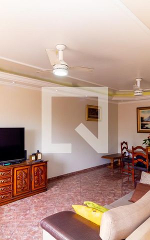 Casa à venda com 264m², 3 quartos e 6 vagas Casa à venda com 264m², 3 quartos e 6 vagasSala