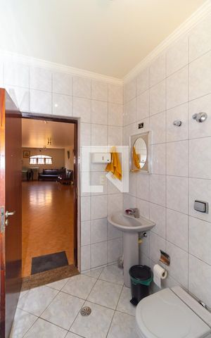 Casa à venda com 264m², 3 quartos e 6 vagas Casa à venda com 264m², 3 quartos e 6 vagasBanheiro de serviço