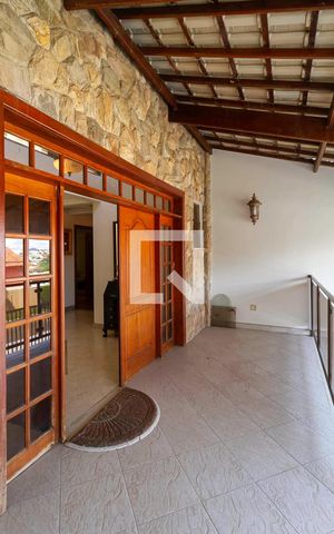 Casa de condomínio à venda com 587m², 4 quartos e 6 vagas Casa de condomínio à venda com 587m², 4 quartos e 6 vagasVaranda