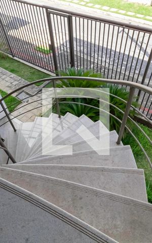Casa de condomínio à venda com 587m², 4 quartos e 6 vagas Casa de condomínio à venda com 587m², 4 quartos e 6 vagasEscada