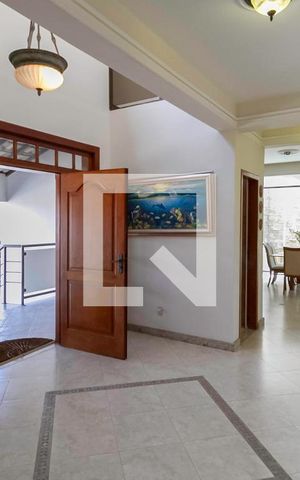 Casa de condomínio à venda com 587m², 4 quartos e 6 vagas Casa de condomínio à venda com 587m², 4 quartos e 6 vagasEntrada