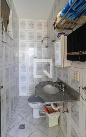 Casa de condomínio à venda com 587m², 4 quartos e 6 vagas Casa de condomínio à venda com 587m², 4 quartos e 6 vagasBanheiro área externa