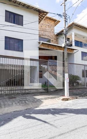 Casa de condomínio à venda com 587m², 4 quartos e 6 vagas Casa de condomínio à venda com 587m², 4 quartos e 6 vagasFachada