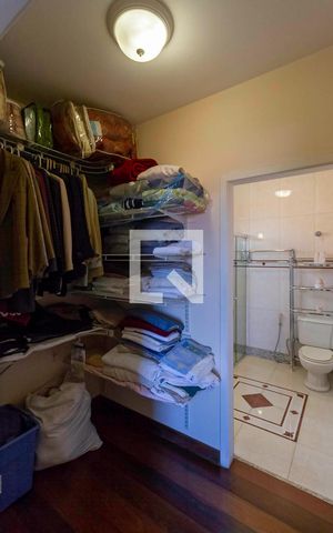 Casa de condomínio à venda com 587m², 4 quartos e 6 vagas Casa de condomínio à venda com 587m², 4 quartos e 6 vagasCloset da suíte 4