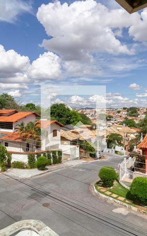 Casa de condomínio à venda com 587m², 4 quartos e 6 vagas Casa de condomínio à venda com 587m², 4 quartos e 6 vagasVista da varanda da suíte 2