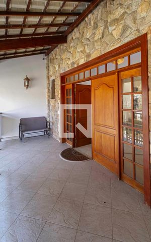 Casa de condomínio à venda com 587m², 4 quartos e 6 vagas Casa de condomínio à venda com 587m², 4 quartos e 6 vagasVaranda