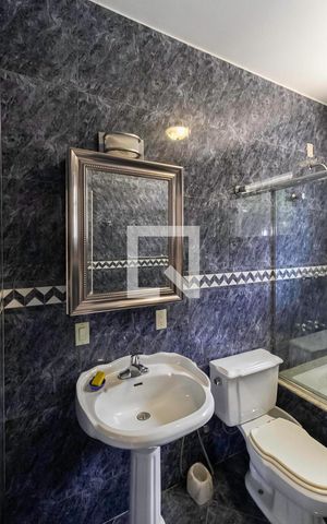 Casa de condomínio à venda com 587m², 4 quartos e 6 vagas Casa de condomínio à venda com 587m², 4 quartos e 6 vagasBanheiro da suíte 3