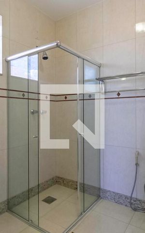 Casa de condomínio à venda com 587m², 4 quartos e 6 vagas Casa de condomínio à venda com 587m², 4 quartos e 6 vagasBanheiro da suíte 4
