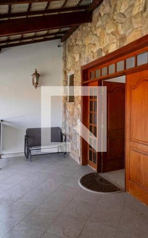 Casa de condomínio à venda com 587m², 4 quartos e 6 vagas Casa de condomínio à venda com 587m², 4 quartos e 6 vagasVaranda