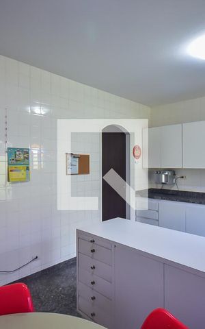 Casa para alugar com 360m², 4 quartos e 5 vagas Casa para alugar com 360m², 4 quartos e 5 vagasCozinha