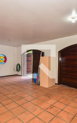 Casa para alugar com 360m², 4 quartos e 5 vagas Casa para alugar com 360m², 4 quartos e 5 vagasGaragem