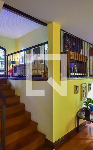 Casa para alugar com 360m², 4 quartos e 5 vagas Casa para alugar com 360m², 4 quartos e 5 vagasEscada
