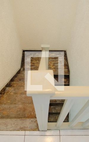 Casa à venda com 100m², 2 quartos e 2 vagasEscada