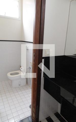 Casa para alugar com 480m², 5 quartos e 4 vagasBanheiro do Quarto 1