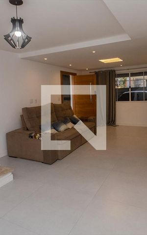 Casa à venda com 200m², 3 quartos e 2 vagas Casa à venda com 200m², 3 quartos e 2 vagasSala