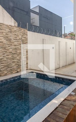 Casa à venda com 200m², 3 quartos e 2 vagas Casa à venda com 200m², 3 quartos e 2 vagaspiscina e churrasqueira