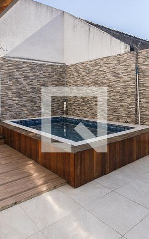 Casa à venda com 200m², 3 quartos e 2 vagas Casa à venda com 200m², 3 quartos e 2 vagaspiscina e churrasqueira