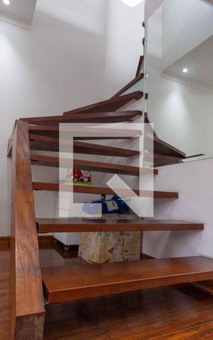 Casa para alugar com 180m², 3 quartos e 8 vagas Casa para alugar com 180m², 3 quartos e 8 vagasEscada