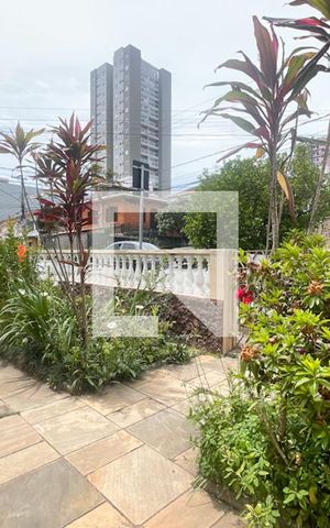 Casa à venda com 300m², 3 quartos e 4 vagas Casa à venda com 300m², 3 quartos e 4 vagasQuintal
